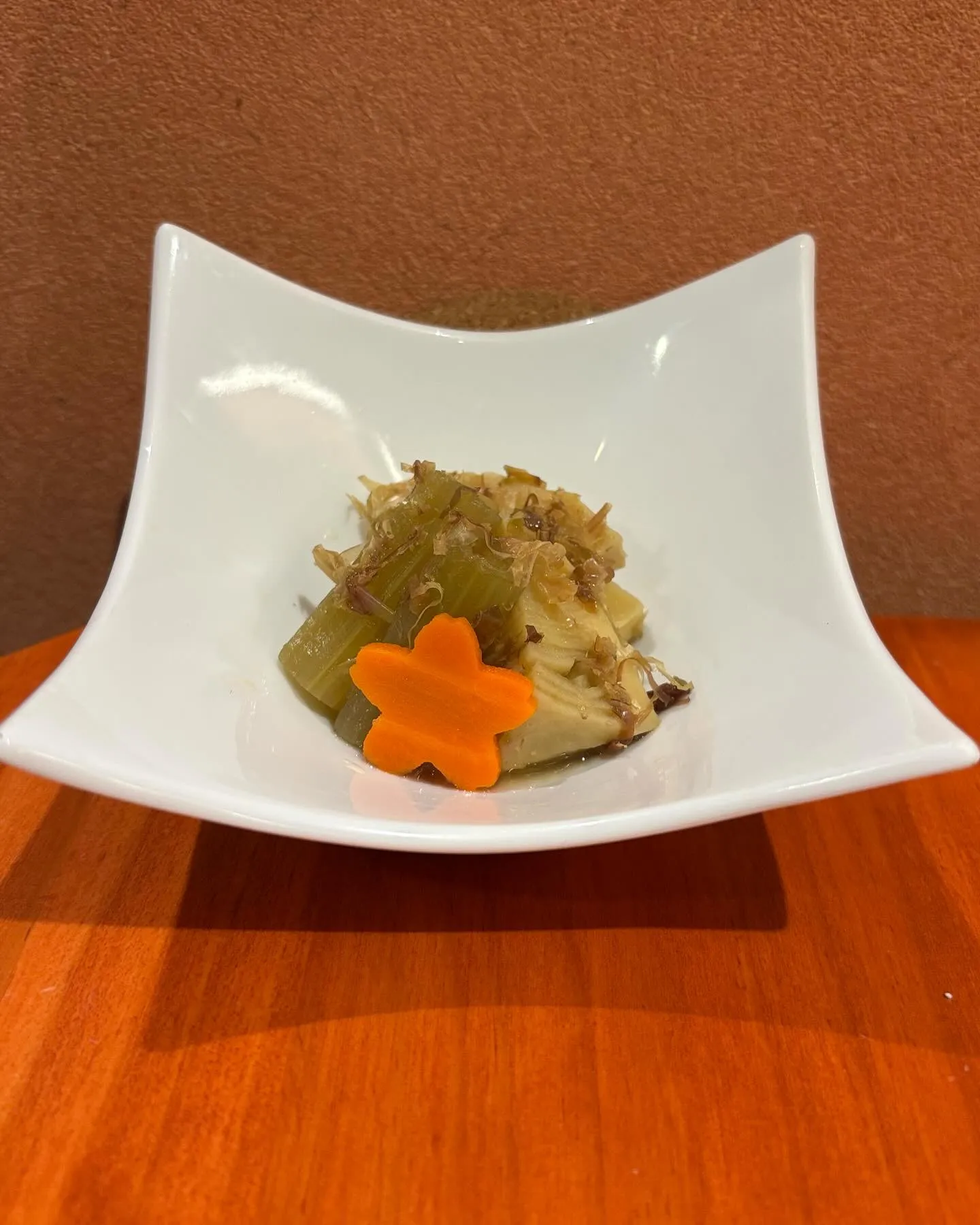 今月のお通しは季節の味わいをお届けする一品、「筍とふきの土佐...