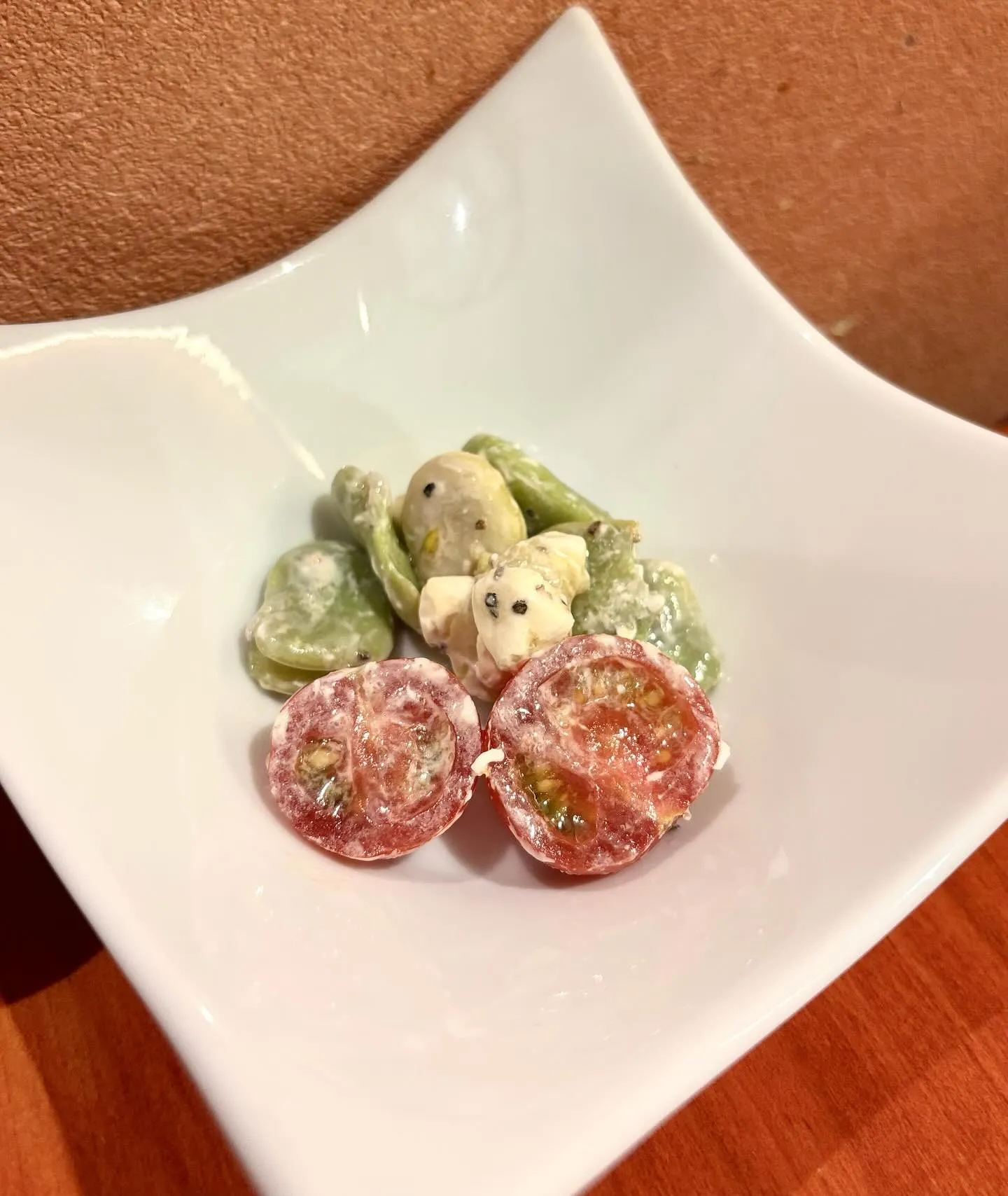 今月のお通しは「そら豆とプチトマトのクリームチーズサラダ」で...