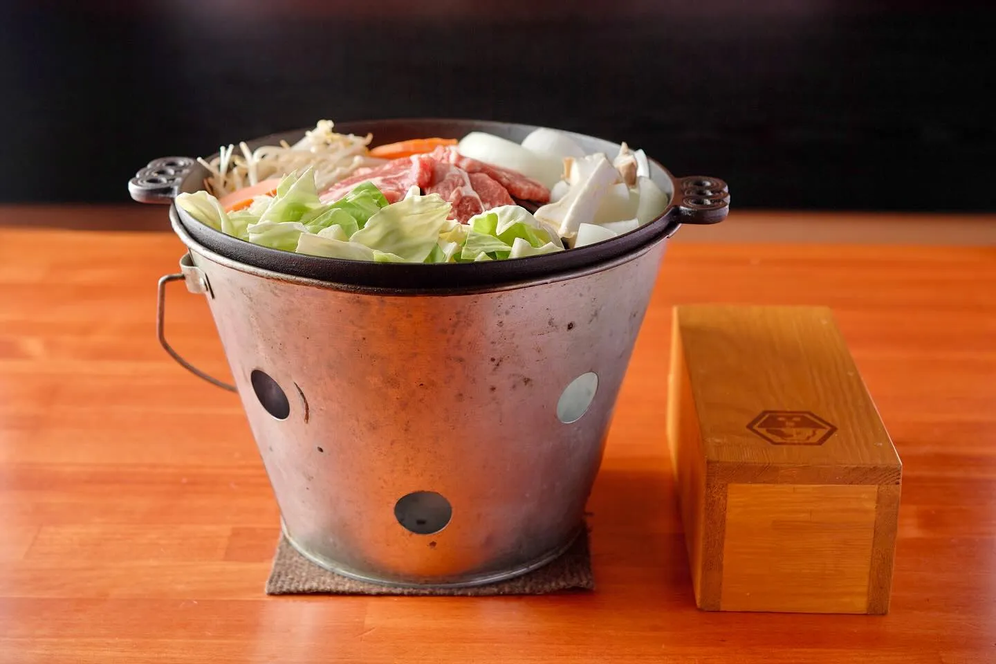 ジンギスカンと東京都品川区西五反田の居酒屋で味わう遠野市発祥バケツジンギスカン体験