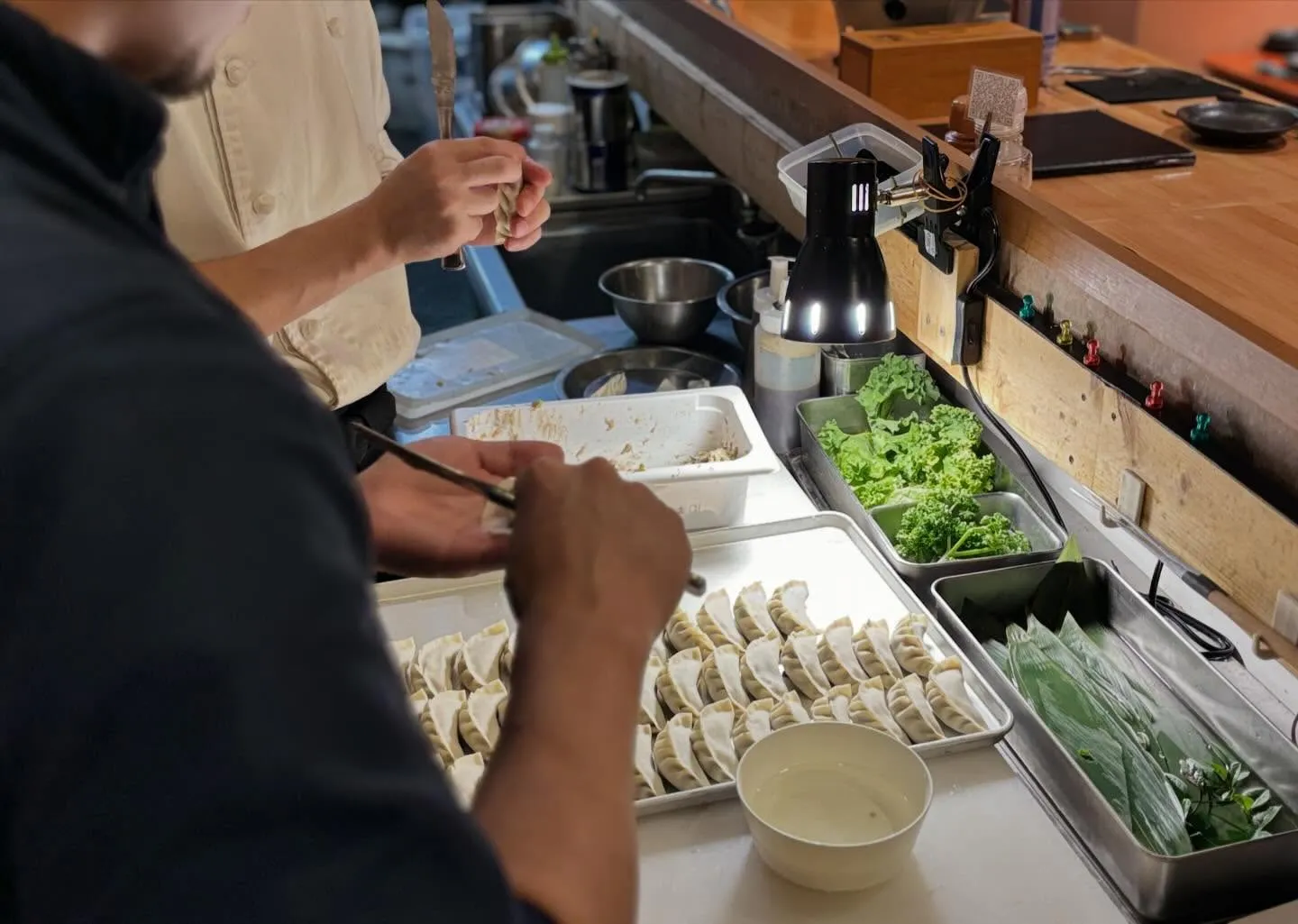 本日も当店の人気料理「ラム揚げ餃子」を皆んなで包みました😁