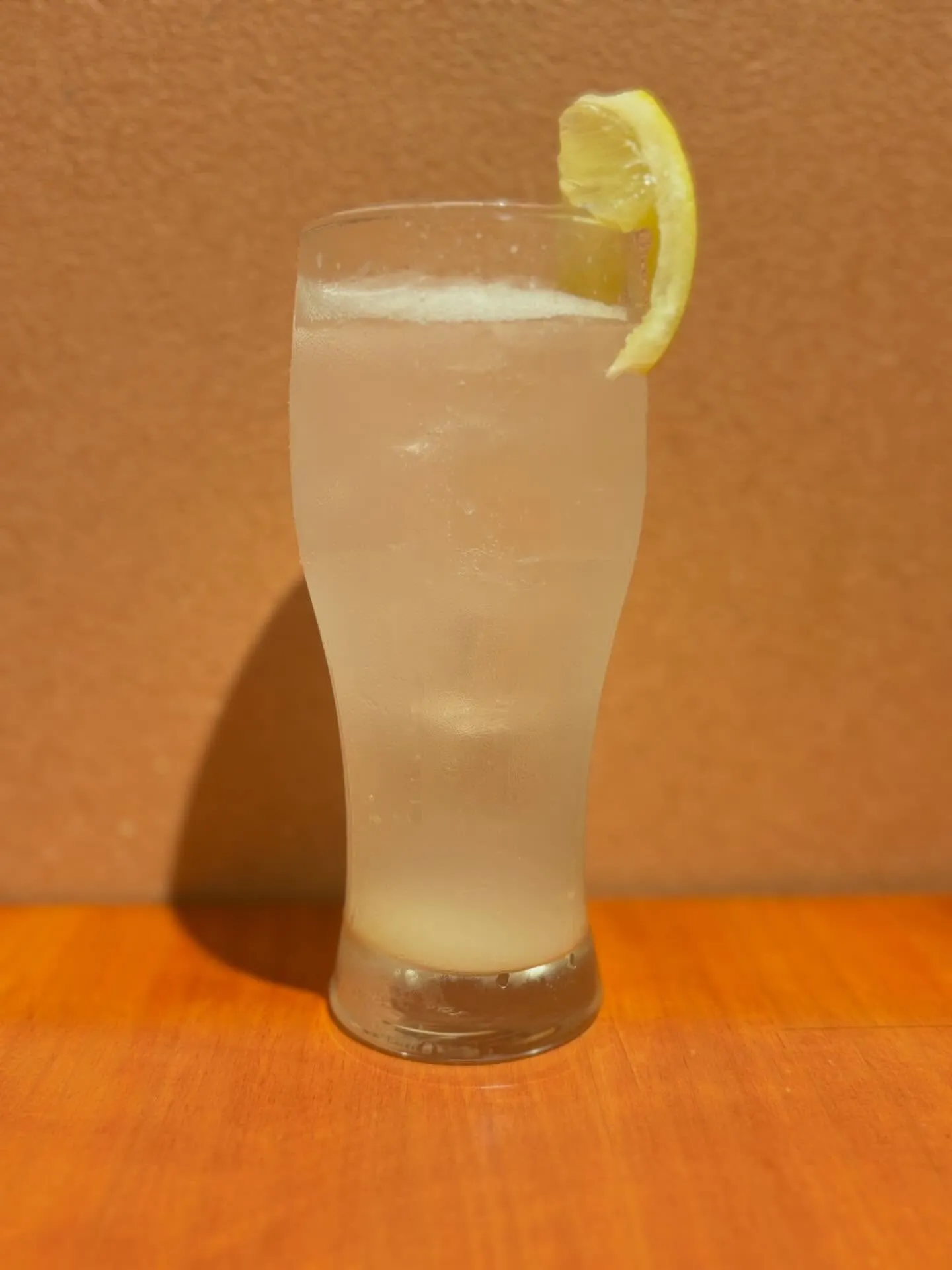 本日ご紹介するのは、爽やかな「生搾りレモンサワー」です🍋