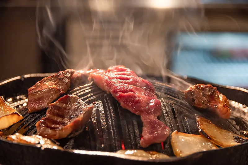 新鮮ラム肉とこだわりの空間作りを追求